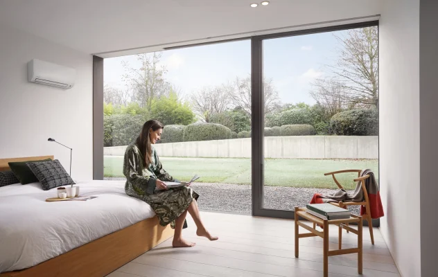 Daikin Comfora Klimaanlage in einem modernen Schlafzimmer