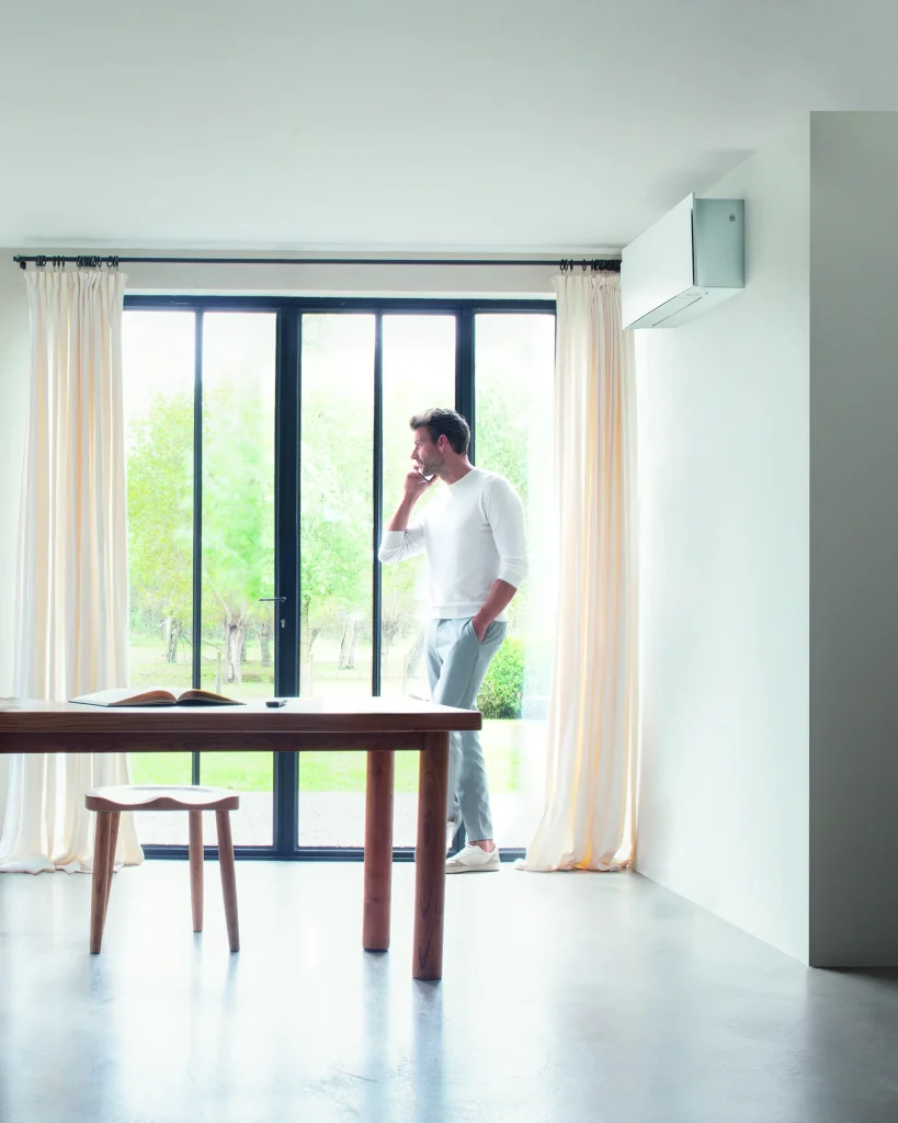 Daikin Emura Klimaanlage in einem modernen Wohnraum