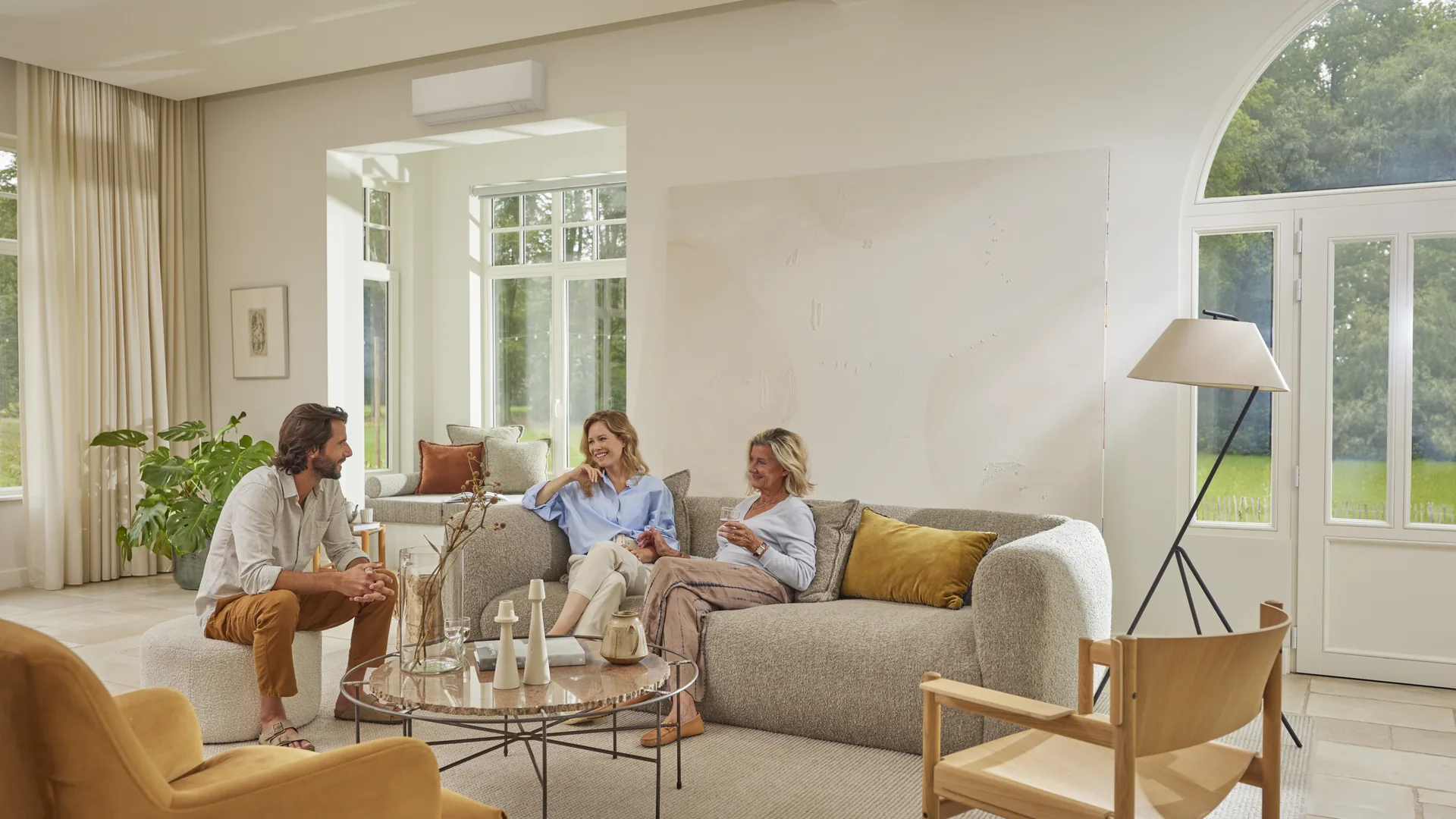 Daikin Perfera Klimaanlage in einem hellen Wohnzimmer