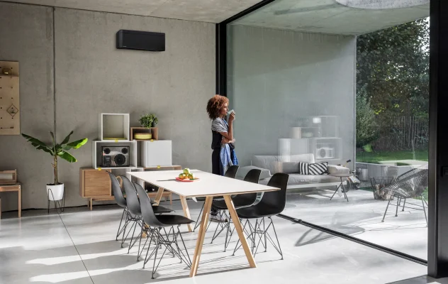Schwarze Daikin Stylish Klimaanlage in einem modernen Wohnraum