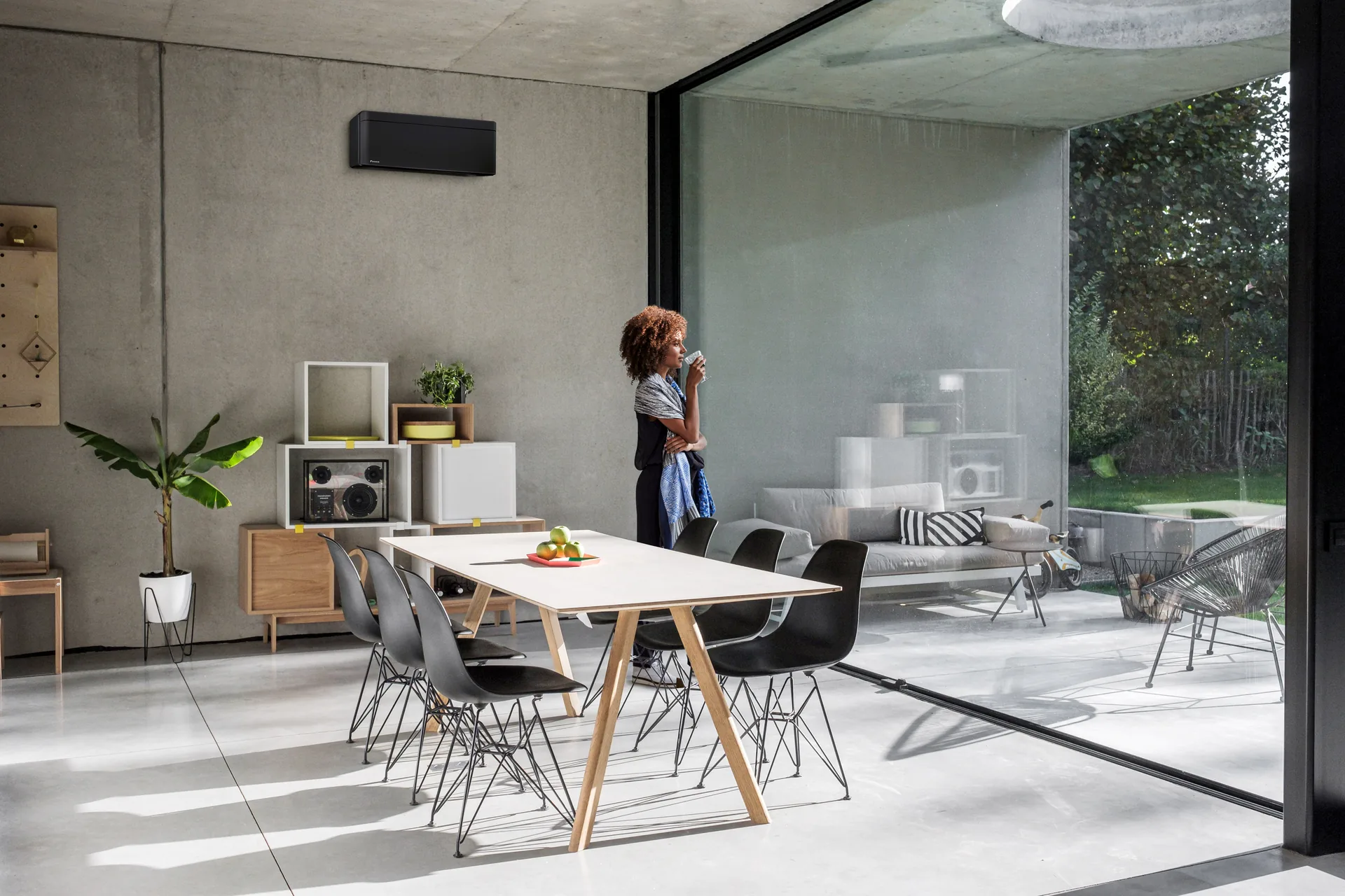 Schwarze Daikin Stylish Klimaanlage in einem modernen Wohnraum