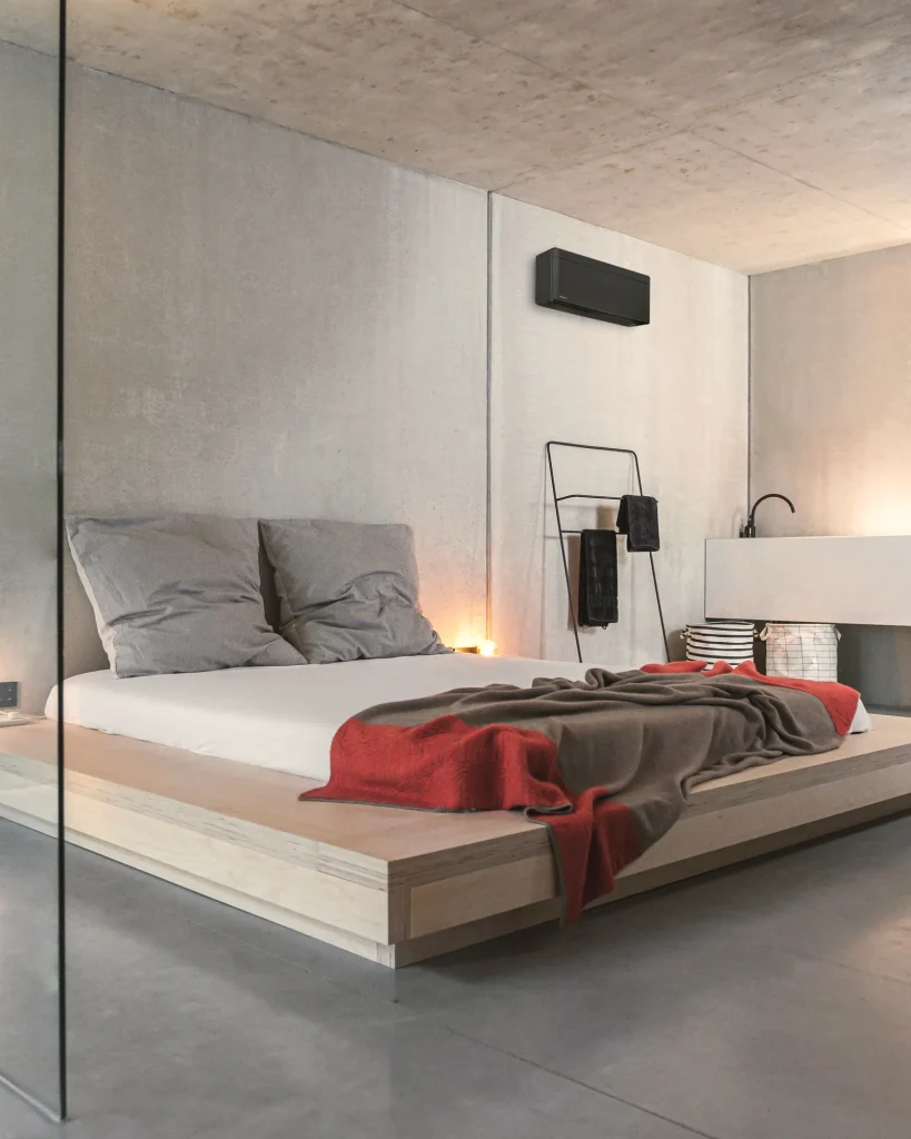 Schwarze Daikin Stylish Klimaanlage in einem modernen Schlafzimmer