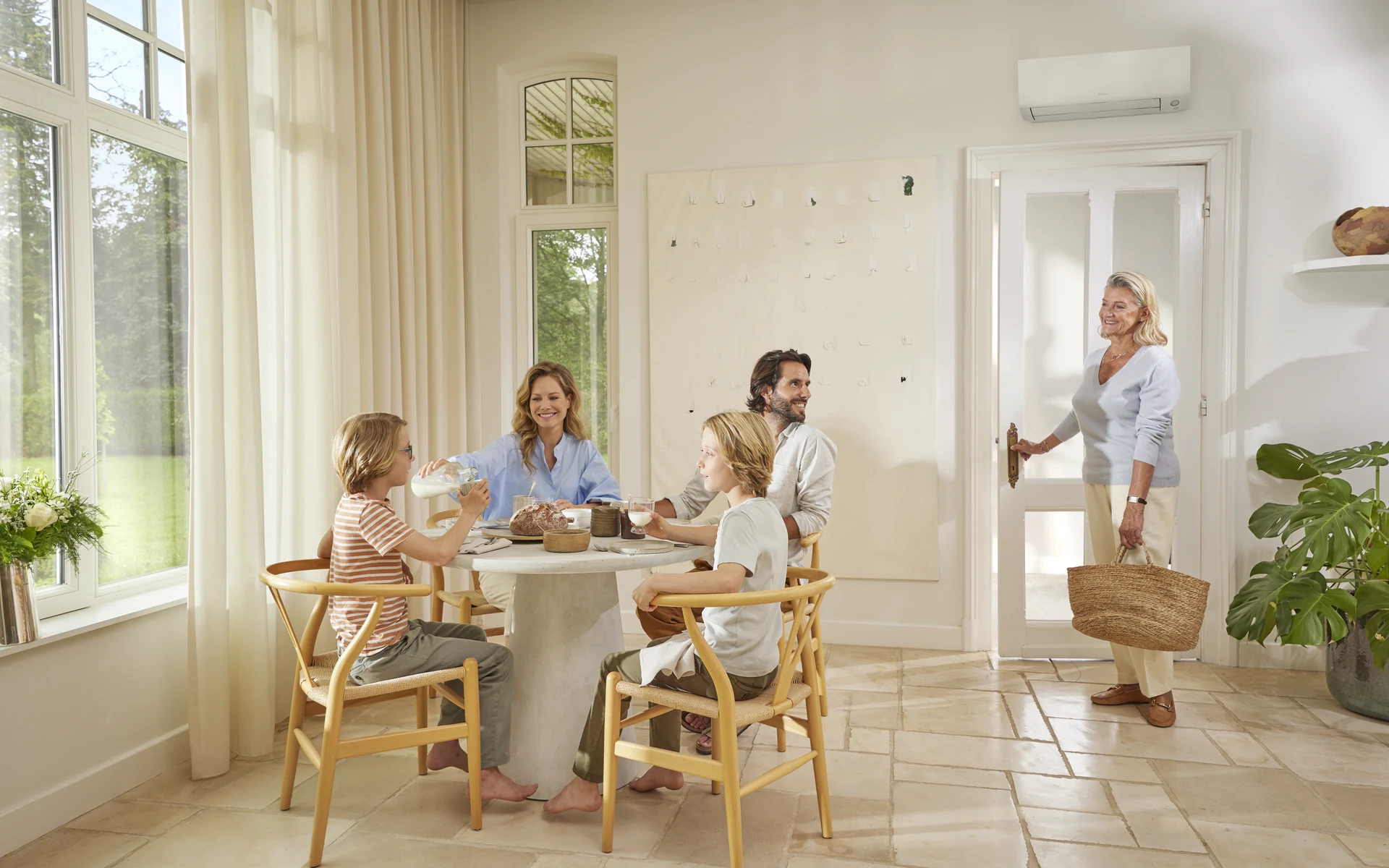 Daikin Klimaanlage in einem offenen Wohn- und Essbereich