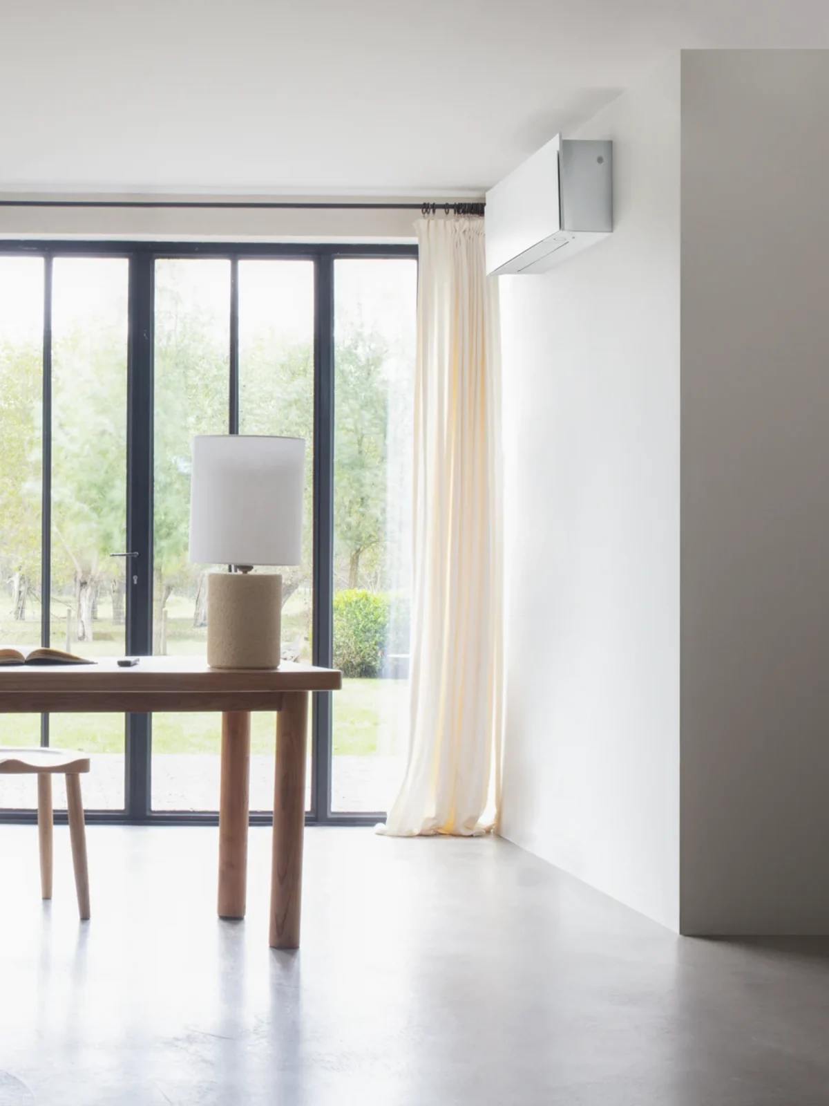Daikin Emura Klimaanlage in einem hellen modernen Geschäfts- oder Arbeitsraum