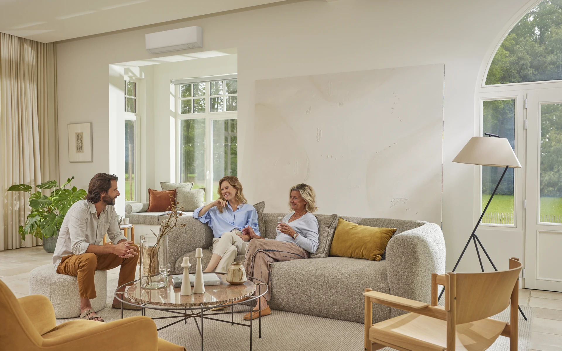 Daikin Perfera Klimaanlage in einem hellen Familienwohnzimmer