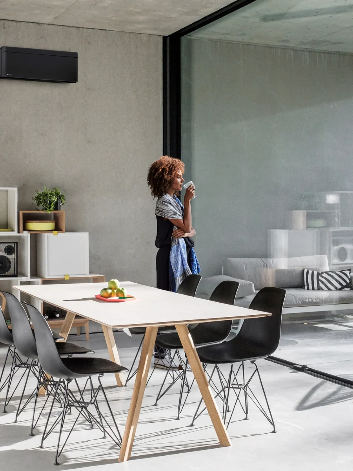 Daikin Stylish Klimaanlage in einer modernen Wohnung mit großer Glasfront