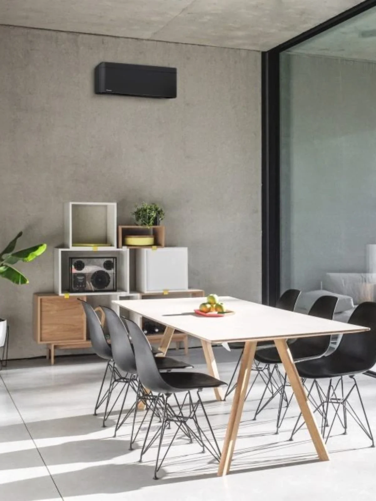 Moderner Wohnraum mit Daikin Klimaanlage und Blick in den Garten
