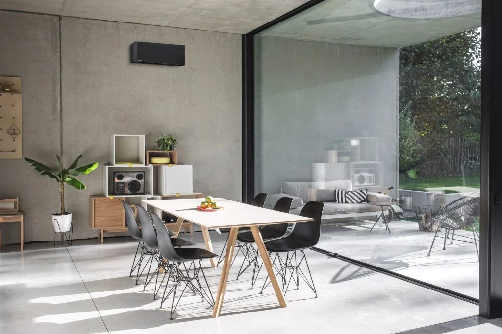 Moderner Wohnraum mit Daikin Klimaanlage und Blick in den Garten