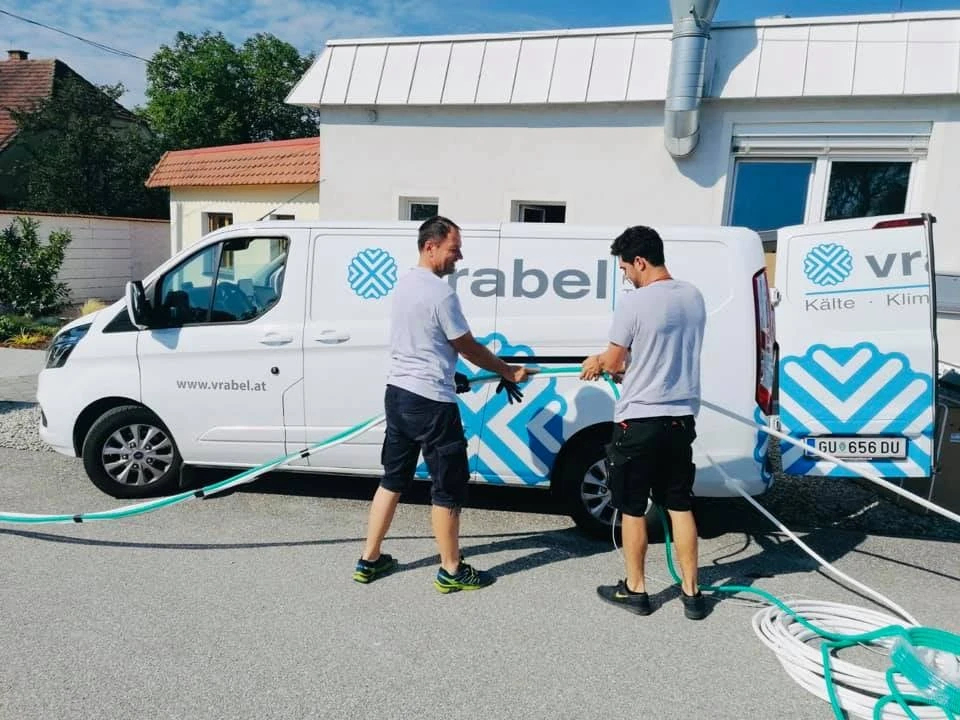 Vrabel Firmenbus mit zwei Mitarbeitern im Einsatz