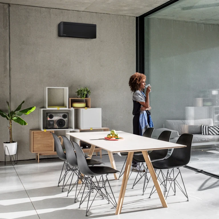 Daikin Stylish Klimaanlage in einem modernen Wohn- und Essbereich