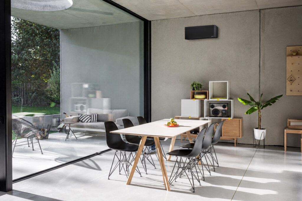 EIn Wohnzimmer mit der Daikin stylish an der Wand